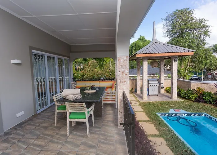 Beau Vallon Villa Chalets *